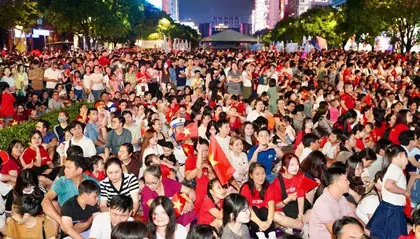 Dòng người đổ về trung tâm TP.HCM xem pháo hoa mừng đại lễ