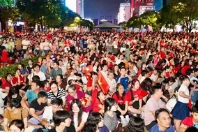 Dòng người đổ về trung tâm TP.HCM xem pháo hoa mừng đại lễ