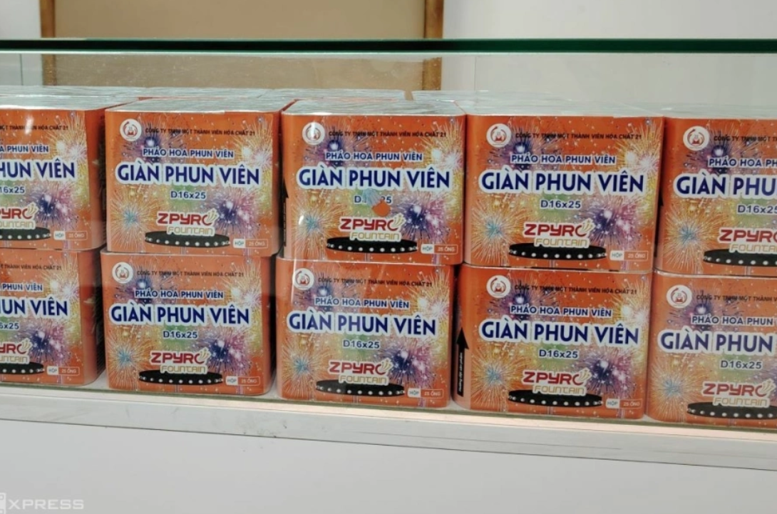 Giá pháo hoa tăng gần gấp đôi nhưng vẫn “cháy hàng” dịp Tết