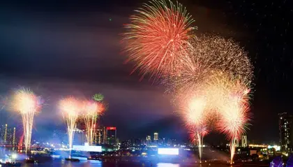 Bầu trời TP.HCM rực rỡ pháo hoa mừng 50 năm thống nhất đất nước