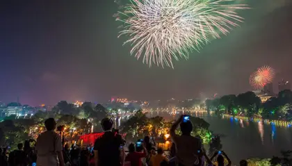 Giải thích lý do vì sao có truyền thống bắn pháo hoa đêm giao thừa