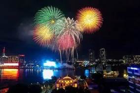 Không khí lễ hội rộn ràng với màn pháo hoa Quốc khánh 2/9 ở TP.HCM