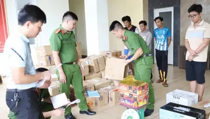 Bắt giữ nhóm đối tượng bán pháo hoa lậu trên mạng tại Hà Tĩnh