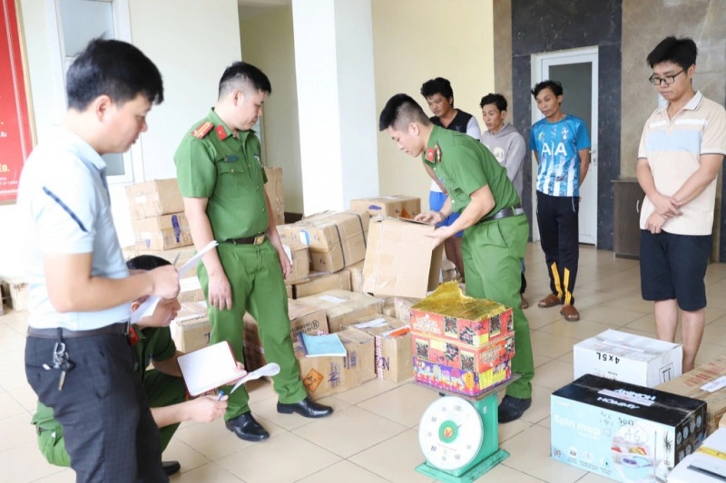 Bắt giữ nhóm đối tượng bán pháo hoa lậu trên mạng tại Hà Tĩnh