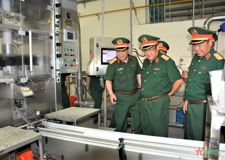 Kỹ thuật viên giám sát máy móc và quy trình tại nhà máy Z121