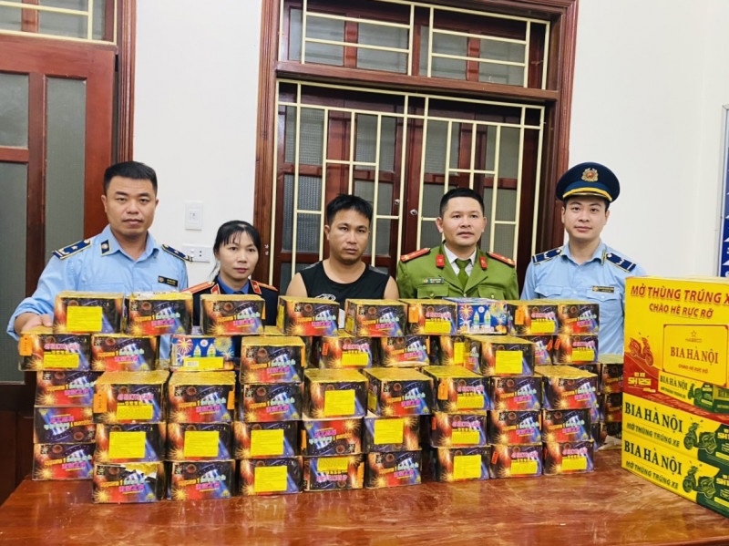 Đối tượng tàng trữ 85 hộp pháo hoa lậu từ nước ngoài bị bắt giữ