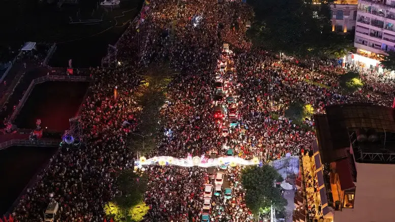 Người dân xem pháo hoa