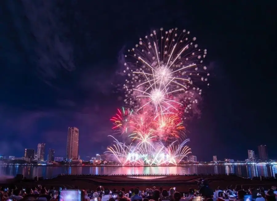 Khoảnh khắc pháo hoa bung nở trên bầu trời Đà Nẵng