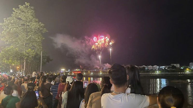 Người dân Lào Cai xem pháo hoa tầm thấp tại Festival Sông Hồng 2025. Pháo hoa tầm thấp tại lễ khai mạc Festival Sông Hồng 2025.