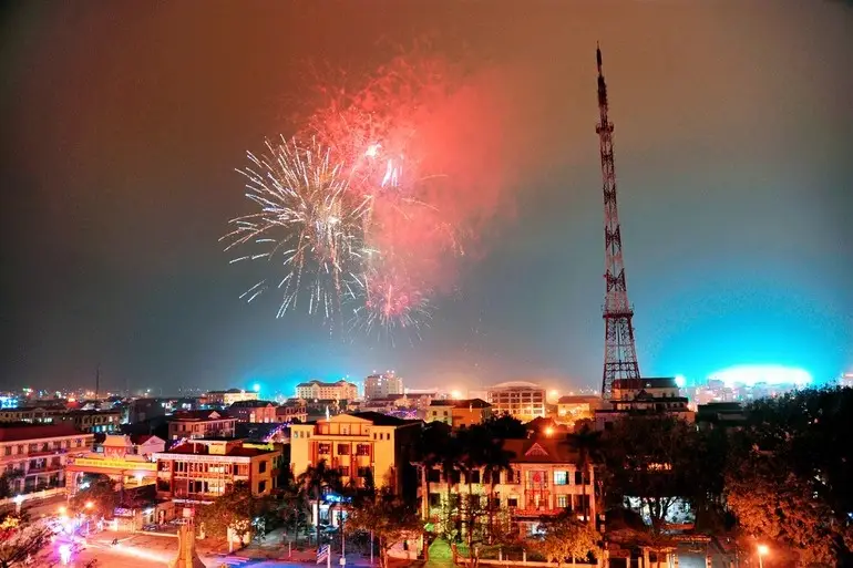 Màn pháo hoa tầm thấp mãn nhãn người xem