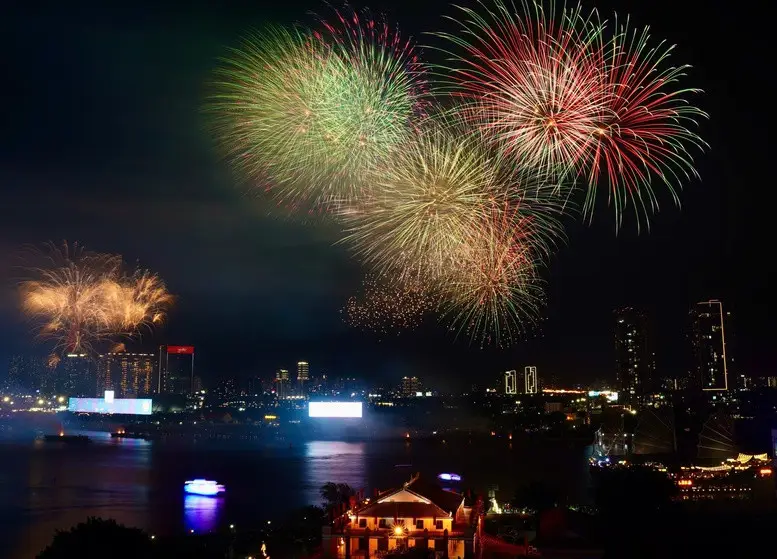 Người dân xem pháo hoa 30/4