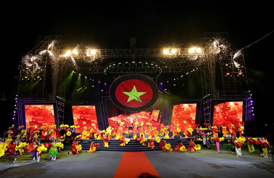 Hiệu ứng pháo hoa đa sắc màu tại Cần Thơ