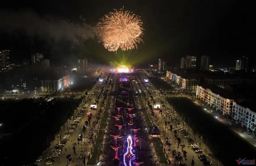 Toàn cảnh quảng trường biển Sầm Sơn 2025 rực rỡ pháo hoa