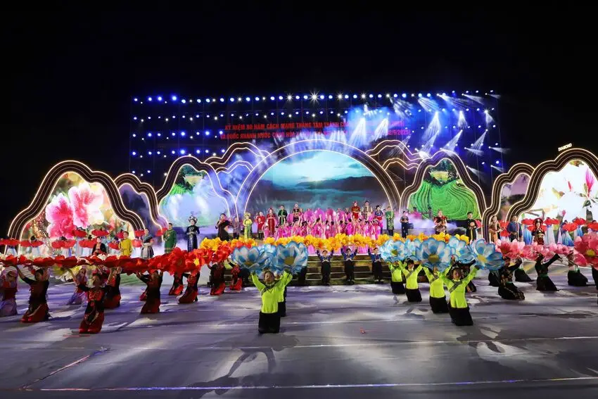 Màn nghệ thuật khai mạc Festival Sông Hồng năm 2025