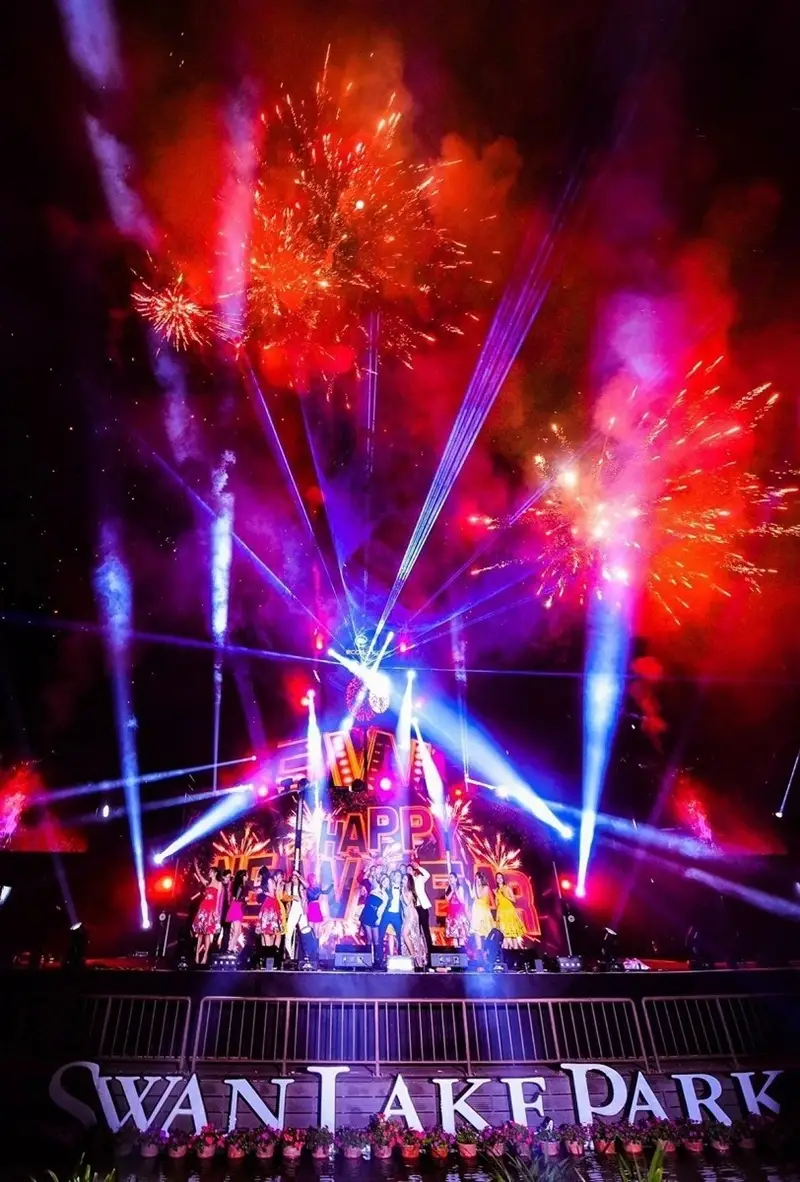 Thời khắc đón năm mới tại Ecopark