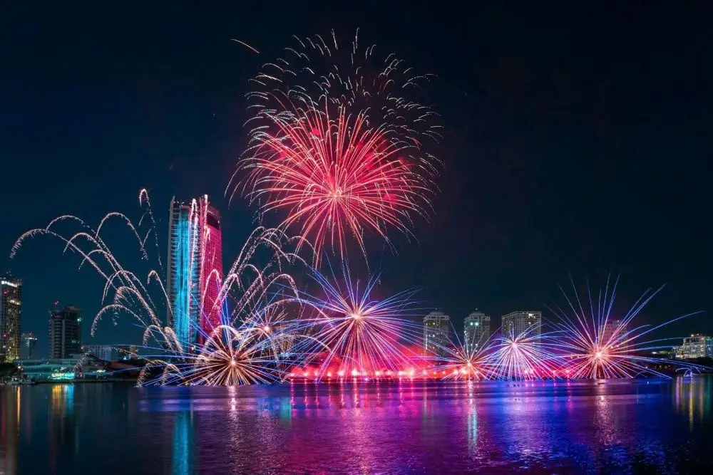 Chuỗi biểu diễn pháo hoa trên Vịnh Hạ Long (Quảng Ninh)