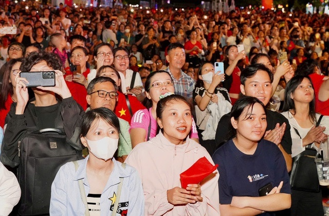 Dòng người đổ về trung tâm TP.HCM xem pháo hoa mừng đại lễ