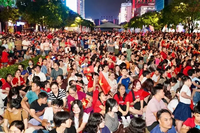 Dòng người đổ về trung tâm TP.HCM xem pháo hoa mừng đại lễ