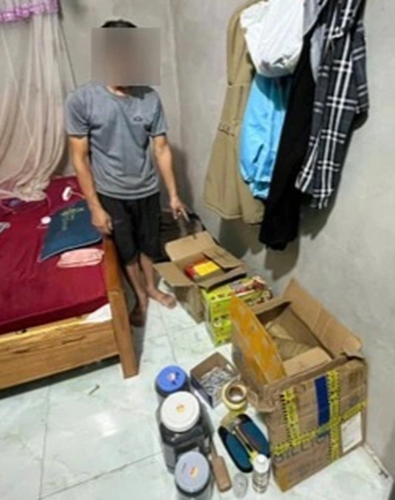Khám xét nơi ở của đối tượng chế pháo trái phép Khám xét nơi ở của đối tượng chế pháo trái phép