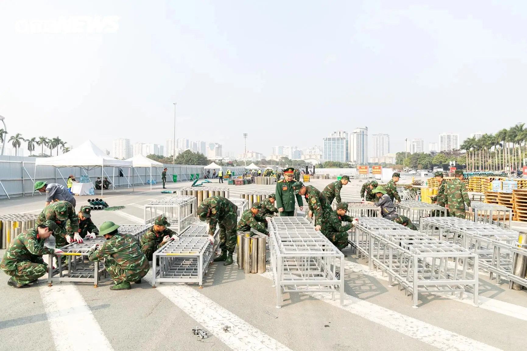 Kỹ thuật viên đang lắp đặt hệ thống dây dẫn