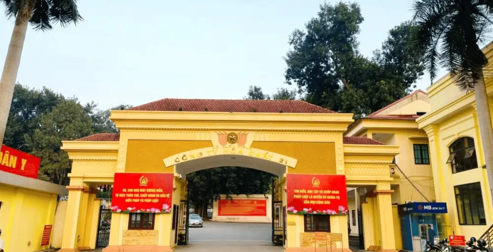 Cổng Nhà máy Z121 tại Phú Thọ