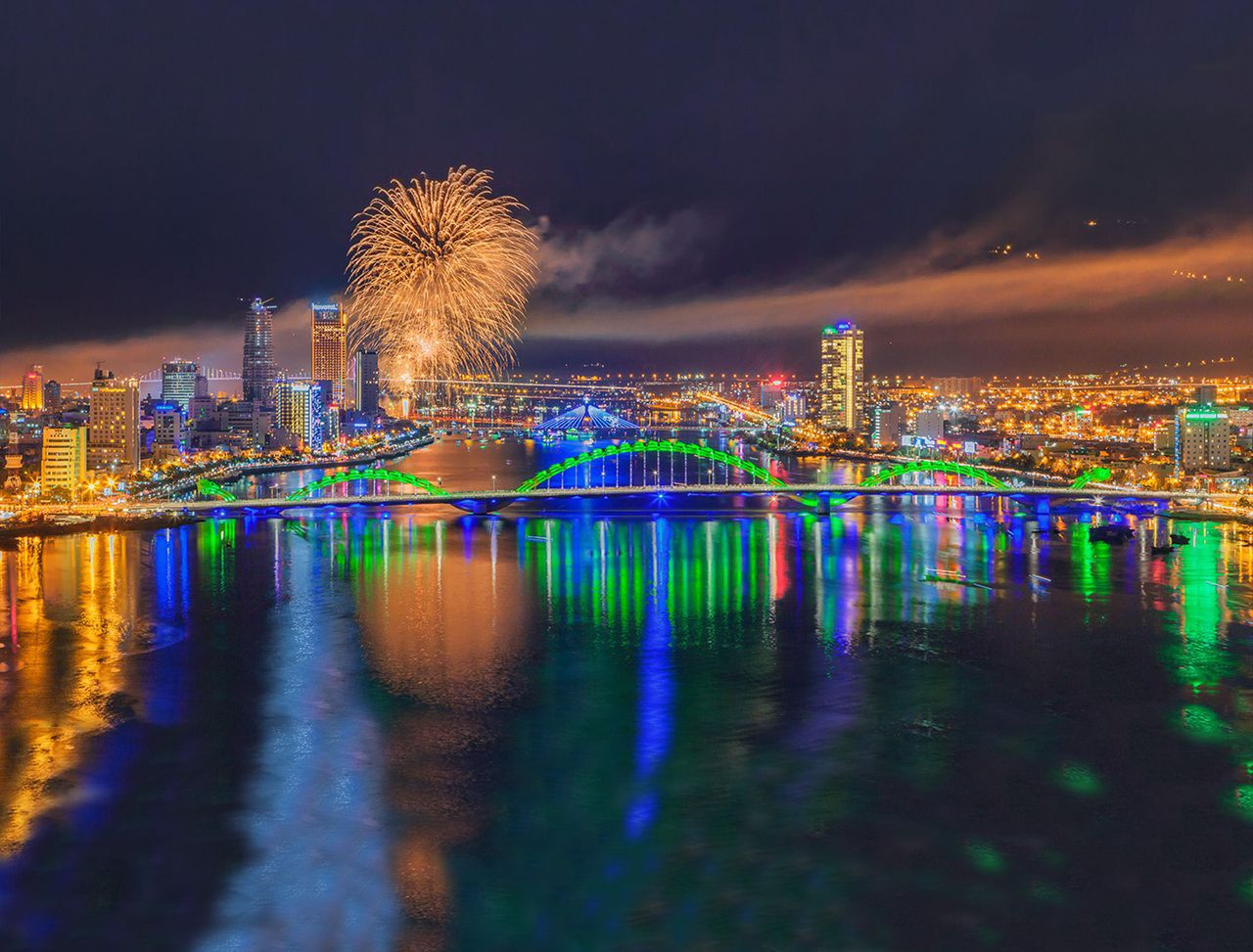 Cầu Rồng và pháo hoa trên sông Hàn, Đà Nẵng
