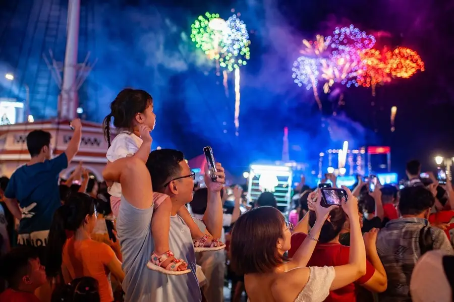Mọi người đi xem pháo hoa