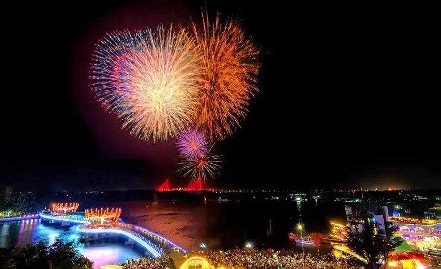 Người dân háo hức chờ đón những màn trình diễn ánh sáng