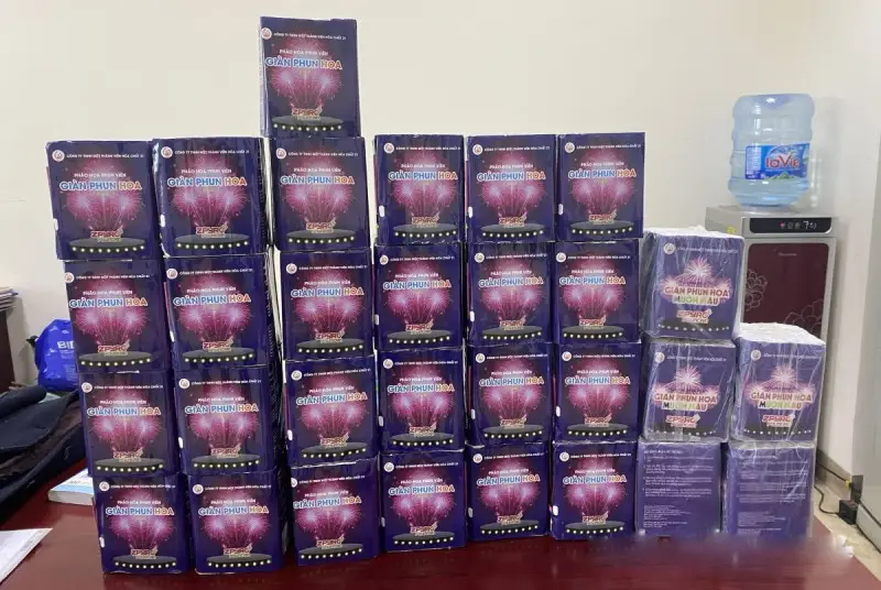 Tịch thu số pháo nổ trái phép giả mạo pháo hoa Bộ Quốc Phòng Tịch thu số pháo nổ trái phép giả mạo pháo hoa Bộ Quốc Phòng